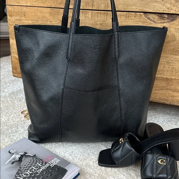 Banana Republic Large East West Basic Leather Tote | Carryall - Picture 4 of 16